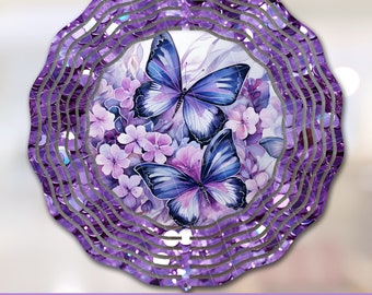 Puede incluir: Un envoltorio de vaso morado con un diseño de acuarela de dos mariposas con alas azules y moradas, rodeadas de flores moradas. El envoltorio tiene un borde ondulado y en capas y el texto "DukeDiix TUMBLER WRAP" en la parte inferior.