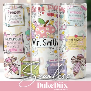 Op de afbeelding: Een witte tumbler wrap met een thema voor leraren, met een appel, potloden en madeliefjes. Het ontwerp bevat de naam "Mr. Smith" en inspirerende citaten.
