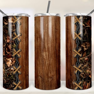 Puede incluir: Tres vasos aislados de acero inoxidable con tapas y pajitas. Los vasos presentan un diseño de vetas de madera, un patrón de camuflaje y un borde cosido con detalles de cuerda. Ideales para bebidas frías o calientes.