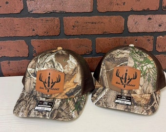 Camo truckerpet met aangepast logo: leren patch Richardson 112
