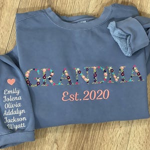Embroidered Grandma floral Sweatshirt | Mama crewneck | Personalized Grandma Sweatshirt | Custom Crewneck | Floral Embroidery Shirt