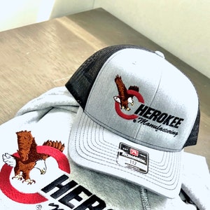 Geborduurde truckerpet met aangepast logo: Richardson 112-stijl