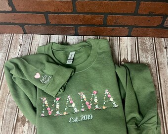 Embroidered Floral Mama Sweatshirt: Personalized Mom Crewneck