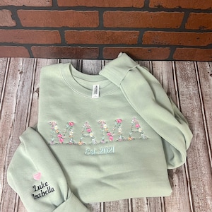 刺繍入りフローラルママスウェットシャツ：パーソナライズされたママクルーネック、彼女へのパーソナライズされたクリスマスギフト