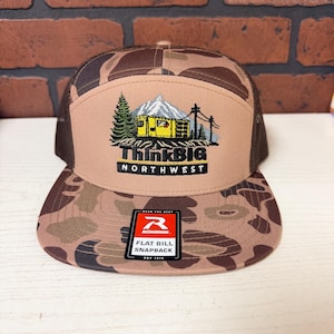 Bestickte Richardson-Logo-Truckerkappe im Camouflage-Look: Individuelle 7-Panel-Kappe
