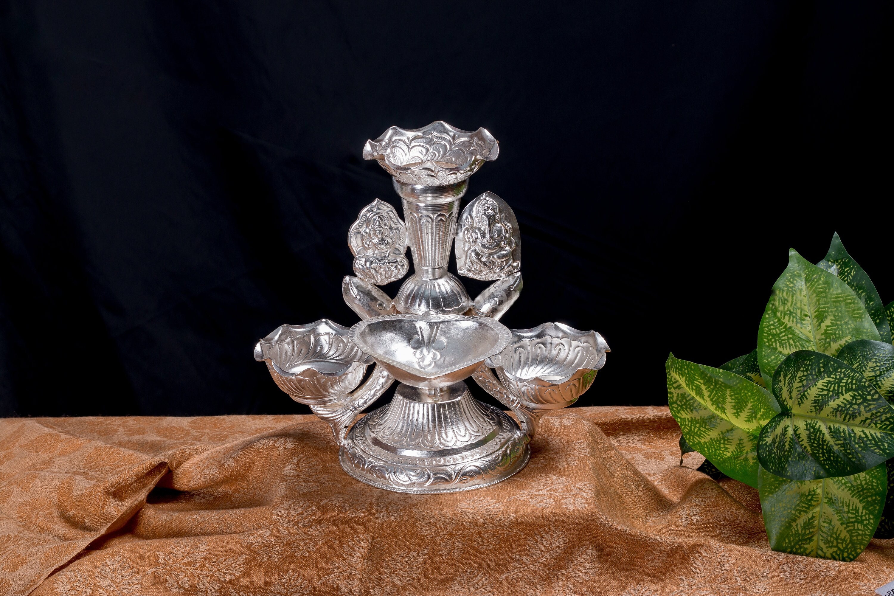 Versilbertes Laxmi Ganesh Diya Tika Dani für Puja Aarati | Kupfer Diya Lampe Tikadaani für Pooja