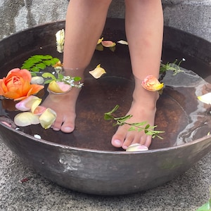Cuenco de baño de pedicura de cobre redondo / Bañera de masaje de remojo tibio para pies / Lavabo de relajación de pies pulido negro / Cuenco de decoración floral para salón de belleza