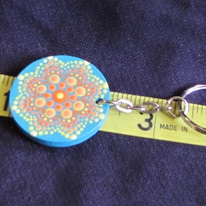 Mandala pintado a mano en llavero redondo de madera de 1.5 &quot;.