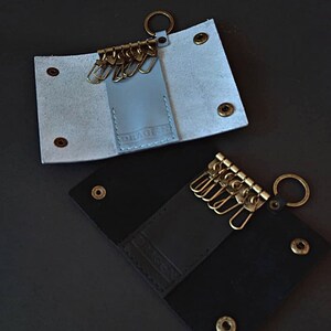 Organizador de llaves de cuero azul celeste y negro hecho a mano con bolsillo secreto para llavero RFID / llavero pequeño, llavero / regalo para enamorados