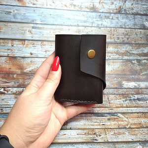 Feito à mão com três dobras em couro marrom minúsculo "Mini" | Carteira de cartão de crédito com bolso para moedas | Presente do irmão mais novo | Algo especial