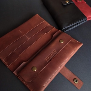 Carteira Longa FEITA À MÃO em Couro Conhaque / Marrom | Bolsa feminina vertical fina | Presentes exclusivos para família