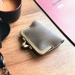 HECHO A MANO cuero pequeño gris viejo beso cerradura cartera / monedero de moneda de estilo vintage para las mujeres / regalo para ella