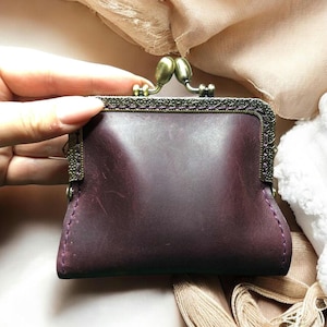 Mini cartera de piel Marsala para mujer, hecha a mano, "Vintage" / Ideal como regalo de cumpleaños / Monedero con cierre de beso para ella