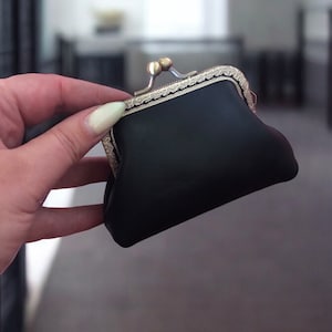 Monedero pequeño de cuero con cierre de beso hecho a mano / Monedero estilo vintage para mujer / Regalo para mamá