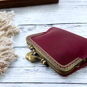 HECHO A MANO Pequeñas Mujeres Cuero Fucsia Kiss Lock Monedero / Monedero de estilo vintage para las mujeres