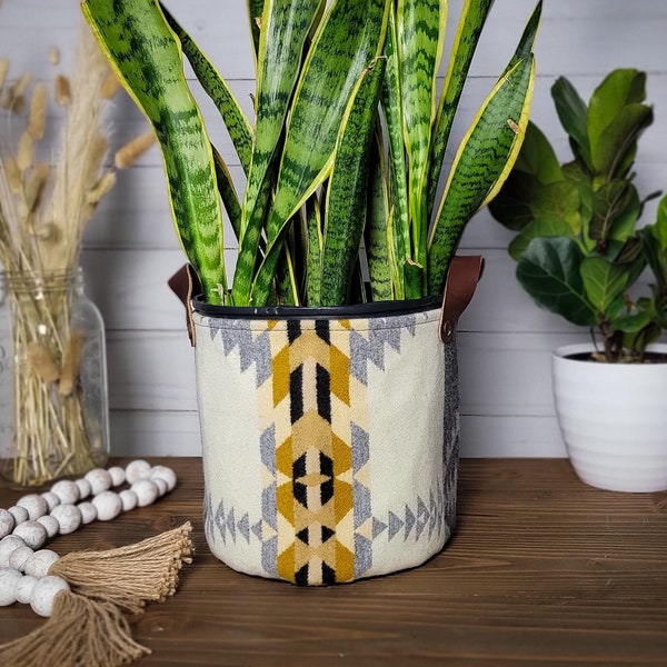 Plant basket make of wool and leather | Plant lover gift | plant pot cover | gift | housewarming gift | Planter | southwestern style | boho