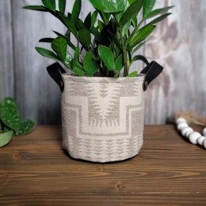 Plant basket make of wool and leather | Plant lover gift | plant pot cover | gift | housewarming gift | Planter | southwestern style | boho