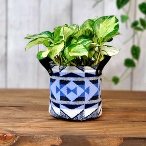 Pflanzkorb aus Wolle und Leder | Geschenk für Pflanzenliebhaber | Topflappen | Geschenk | Einweihungsgeschenk | Übertopf | südwestlicher Stil | boho