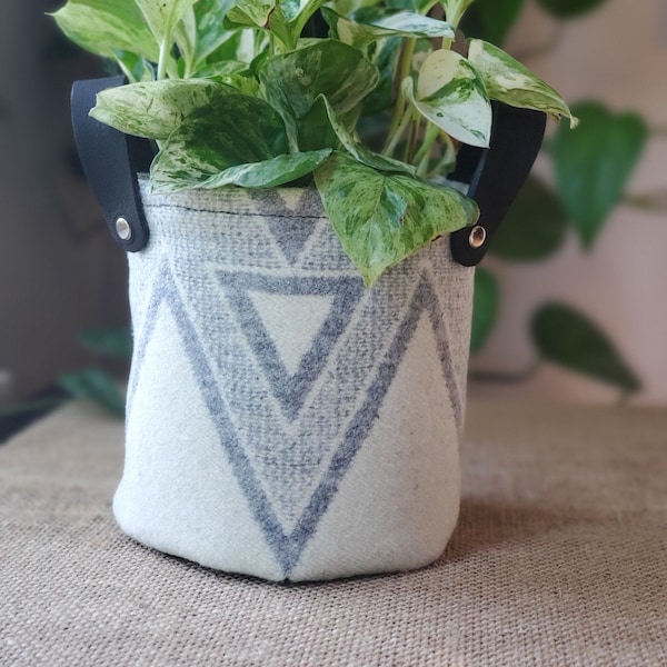 Plant basket make of wool and leather | Plant lover gift | plant pot cover | gift | housewarming gift | Planter | southwestern style | boho