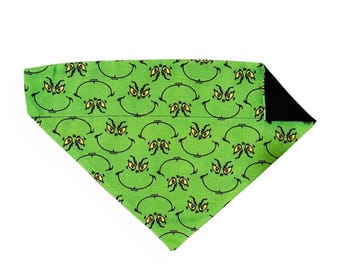 Grinch Hundehalstuch | Über das Halsband