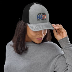 Stickerei Ich bin mehr Maga als je zuvor Trucker-Cap mit schwarzem Druck / Trump Make America Great Wieder / Maga Hat / Konservativer Hut / Trump 2024 Hut