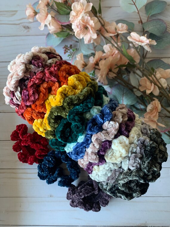 VELVET SCRUNCHIE BLUE TONES FLOWER PATTERN VELVET SCRUNCHIE BLUE TONES FLOWER PATTERN