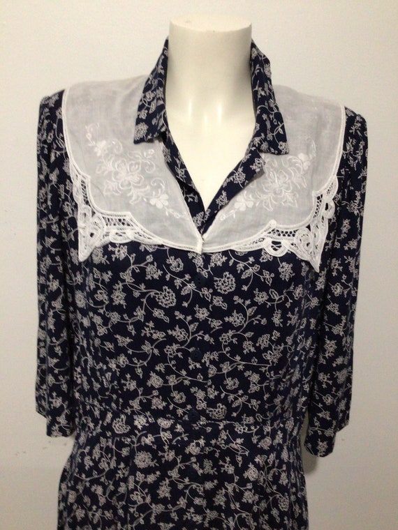 Vintage 80s feminine dress. Navy floral with whit… - image 2