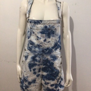 Denim court délavé à l'acide Levi's, salopette en jean. Bavette, bretelles réglables, poches. Si charmant! Super avec des collants ou l'été !