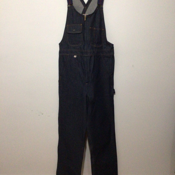 Big Bill denim carpenter jeans overalls. Front closure, adjustable buckle, elastic stretch suspenders, hammer loop. Never been worn. Canada