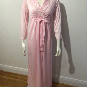 Vintage light pink 2 pc peignoir woman’s set. Gown and robe, with flowers and lace.