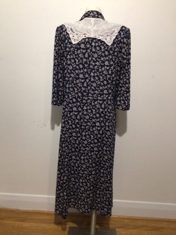 Vintage 80s feminine dress. Navy floral with whit… - image 5