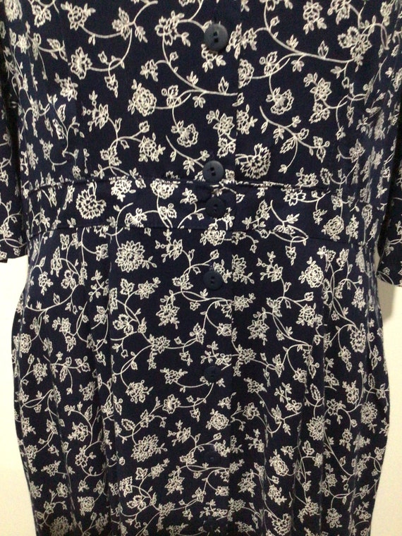 Vintage 80s feminine dress. Navy floral with whit… - image 3