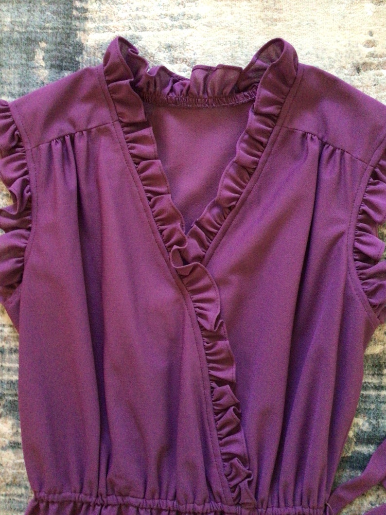 Tie belt. v neck with ruffles on bottom Sweet vintage 70-80s purple dress Sleeveless