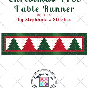 Może przedstawiać: Wzór bieżnika stołowego z choinką w kolorze zielonym, czerwonym i białym. Wzór ma 14 cali na 56 cali i nosi tytuł "Christmas Tree Table Runner" autorstwa Stephanie's Stitches. Numer wzoru to 122.