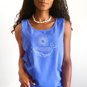 K&ouml;nnte beinhalten: Ein blaues Tanktop mit einem wei&szlig;en Wal- und Sonnenmotiv. Der Text "Flo Blue" ist auf der Unterseite des Shirts aufgedruckt.