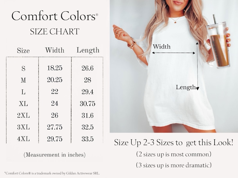 Op de afbeelding: Maattabel voor een wit T-shirt met afmetingen in inches voor breedte en lengte. De tabel toont maten S tot en met 4XL. De tekst "Size Up 2-3 Sizes to get this Look!" staat onder de tabel.  "(2 maten groter is het meest gebruikelijk)" en "(3 maten groter is dramatischer)" staan onder de tekst.