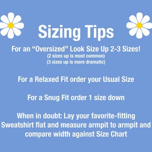 Pode incluir: Um gr&aacute;fico informativo azul-claro com texto branco intitulado Sizing Tips. Apresenta dois &iacute;cones de margaridas brancas e fornece instru&ccedil;&otilde;es para obter ajustes oversized, relaxados ou justos, al&eacute;m de conselhos para medir uma camisola.
