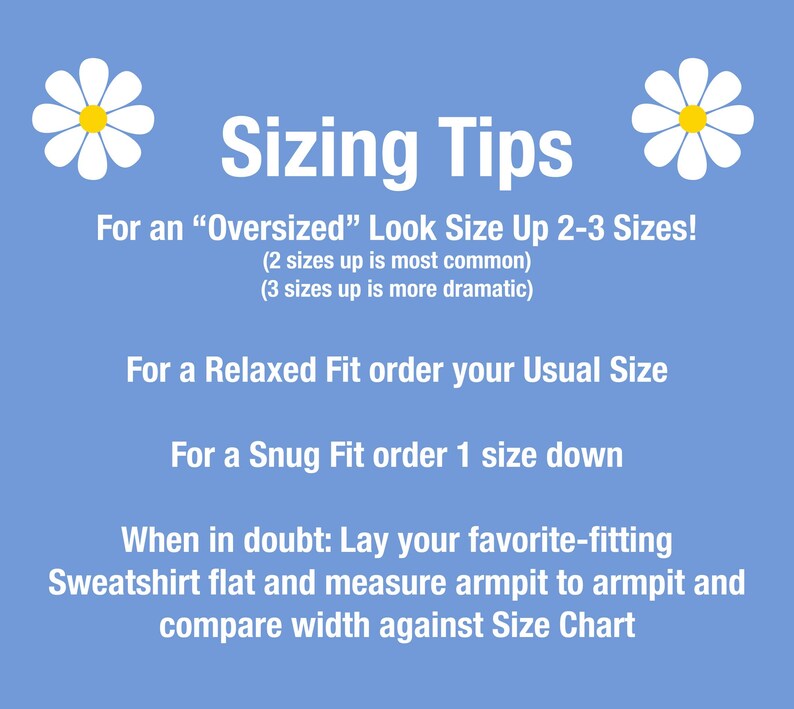 Pode incluir: Um gr&aacute;fico informativo azul-claro com texto branco intitulado Sizing Tips. Apresenta dois &iacute;cones de margaridas brancas e fornece instru&ccedil;&otilde;es para obter ajustes oversized, relaxados ou justos, al&eacute;m de conselhos para medir uma camisola.