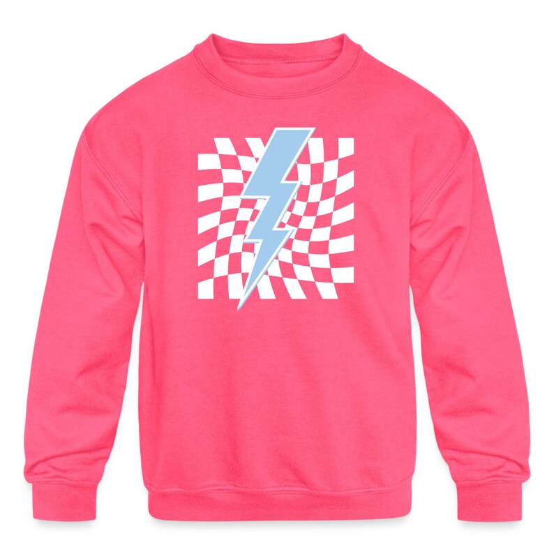 Puede incluir: Una sudadera rosa con un gr&aacute;fico de rayo azul sobre un fondo de cuadros blancos.