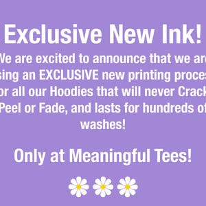 Puede incluir: Fondo morado con margaritas blancas y texto que dice "&iexcl;Nueva tinta exclusiva!" Estamos emocionados de anunciar que estamos utilizando un nuevo proceso de impresi&oacute;n EXCLUSIVO para todas nuestras sudaderas con capucha que nunca se agrietar&aacute;n, se pelar&aacute;n ni se desvanecer&aacute;n, &iexcl;y duran cientos de lavados! &iexcl;Solo en Meaningful Tees! ***