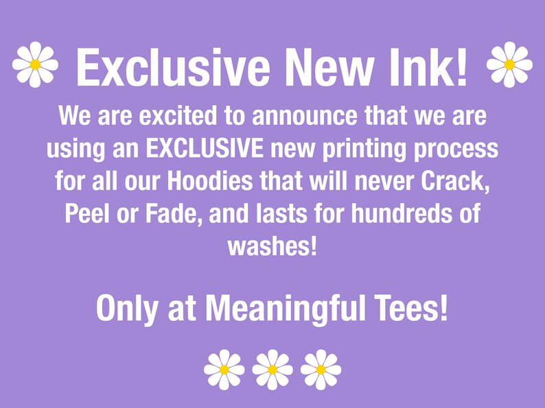 Puede incluir: Fondo morado con margaritas blancas y texto que dice "&iexcl;Nueva tinta exclusiva!" Estamos emocionados de anunciar que estamos utilizando un nuevo proceso de impresi&oacute;n EXCLUSIVO para todas nuestras sudaderas con capucha que nunca se agrietar&aacute;n, se pelar&aacute;n ni se desvanecer&aacute;n, &iexcl;y duran cientos de lavados! &iexcl;Solo en Meaningful Tees! ***