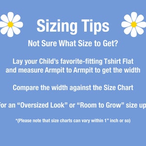 Pu&ograve; includere: Consigli sulle taglie per l'abbigliamento per bambini. Una grafica con due margherite su entrambi i lati del testo "Sizing Tips". Il testo sottostante dice "Not Sure What Size to Get?" Il testo sottostante dice "Lay your Child's favorite-fitting Tshirt Flat and measure Armpit to Armpit to get the width". Il testo sottostante dice "Compare the width against the Size Chart". Il testo sottostante dice "For an "Oversized Look" or "Room to Grow" size up!" Il testo sottostante dice "*(Please note that size charts can vary within 1" inch or so)"