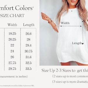 Pode incluir: Uma tabela de tamanhos da Comfort Colors exibindo medidas de largura e comprimento em polegadas para os tamanhos S a 4XL. A tabela inclui um guia visual mostrando como medir uma camiseta branca, com texto aconselhando a subir 2-3 tamanhos para um ajuste espec&iacute;fico.