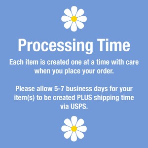 Pu&ograve; includere: Sfondo blu con testo bianco che recita "Processing Time". Il testo sottostante recita "Ogni articolo viene creato uno alla volta con cura quando si effettua l'ordine. Si prega di consentire 5-7 giorni lavorativi per la creazione del/degli articolo/i PI&Ugrave; il tempo di spedizione tramite USPS."
