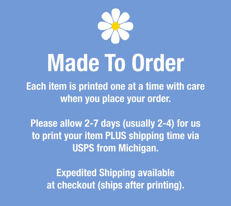 K&ouml;nnte beinhalten: Eine hellblaue Grafik mit einem wei&szlig;en G&auml;nsebl&uuml;mchen-Symbol oben. Der Text lautet: Made To Order. Each item is printed one at a time with care when you place your order. Please allow 2-7 days for us to print your item PLUS shipping time via USPS.