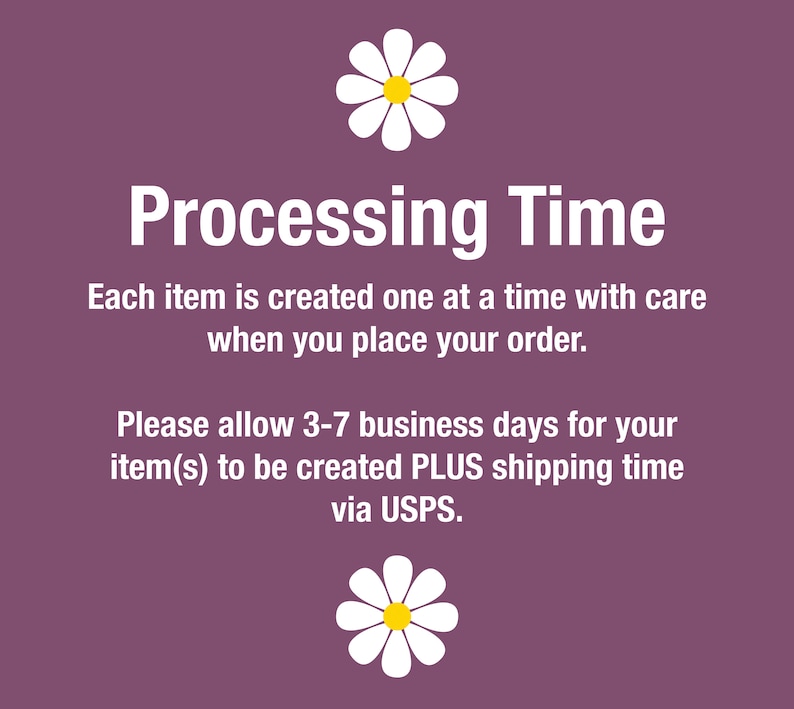 以下が含まれることがあります： 紫色の背景に白い文字で「Processing Time」と書いてあります。その下のテキストには、「ご注文いただいた商品は、すべて手作業で丁寧に制作しております。制作には3～7営業日、それに加えてUSPSによる配送時間が必要となります。」と書いてあります。