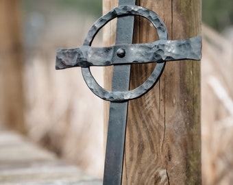 Handgeschmiedetes keltisches Kreuz: Schmiedestahl Wandkunst