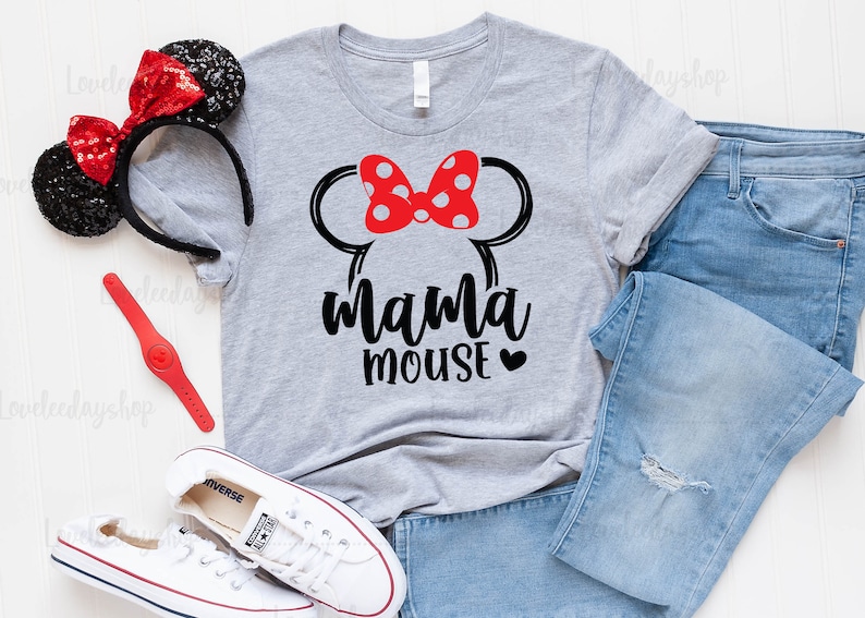 K&ouml;nnte beinhalten: Ein graues T-Shirt mit einer schwarzen Grafik von Minnie Mouse Ohren und einer roten Schleife mit wei&szlig;en Punkten. Der Text "mama mouse" ist in Schwarz unter den Ohren mit einem kleinen roten Herzen gedruckt.