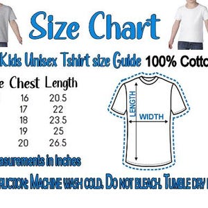 Op de afbeelding: Een maattabel voor unisex T-shirts voor kinderen, metingen in inches. De tabel bevat maten XS tot XL, met borst- en lengtematen. De afbeelding toont ook een diagram van een T-shirt met lengte- en breedte labels.