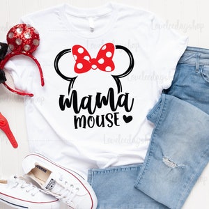 K&ouml;nnte beinhalten: Wei&szlig;es T-Shirt mit einer schwarzen und roten Minnie Mouse Silhouette und dem Text "mama mouse" in Schwarz mit einem roten Herzen.
